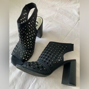 GUESS mules, gold accents. Sz 8. Perfect chunky heels for summer garden parties!